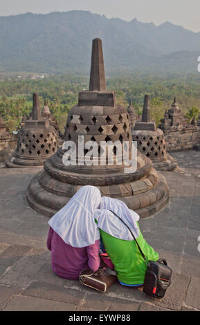 Locali di donne musulmane la visita di un antico tempio Buddhista di Borobudur e UNESCO, vicino a Yogyakarta, Indonesia, Asia sud-orientale, Asia Foto Stock