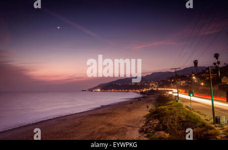 Tramonto su Will Rogers Beach e il Pacific Coast Highway, Pacific Palisades, California, Stati Uniti d'America Foto Stock