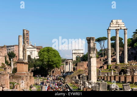 Foro romano con il Tempio di Vesta, Arco di Tito e il Tempio di Castore e Polluce, Sito Patrimonio Mondiale dell'UNESCO, Roma, lazio, Italy Foto Stock