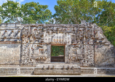 Monster bocca porta la struttura II, Chicanna, Maya sito archeologico, tardo periodo Classico, Campeche, Messico, America del Nord Foto Stock