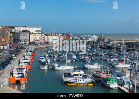 Vista del The Royal Harbour e Marina a Ramsgate Kent, England, Regno Unito, Europa Foto Stock