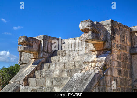 Piattaforma di aquile e giaguari, Chichen Itza, Sito Patrimonio Mondiale dell'UNESCO, Yucatan, Messico, America del Nord Foto Stock