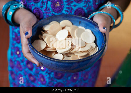 Fette di Host, Tamil celebrazione cattolica ad Antony, Francia, Europa Foto Stock