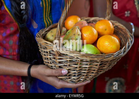 Offerte presso il Tamil celebrazione cattolica ad Antony, Francia, Europa Foto Stock