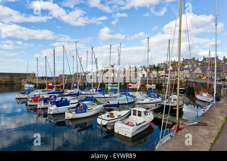 Barche nel porto a Findochty sulla costa di Moray in Scozia Foto Stock