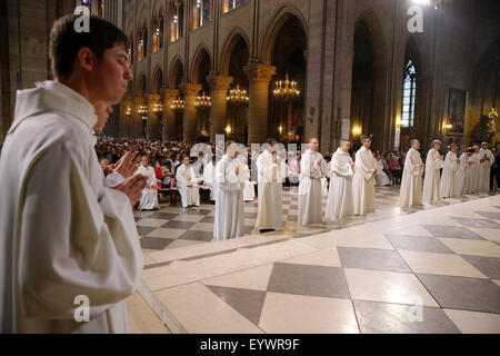 Ordinazioni di Diaconi nella cattedrale di Notre Dame, Paris, Francia, Europa Foto Stock