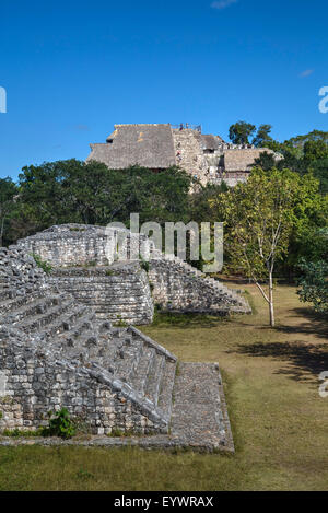 La struttura 17 in primo piano con l'acropoli dietro, Ek Balam, Maya sito archeologico, Yucatan, Messico, America del Nord Foto Stock