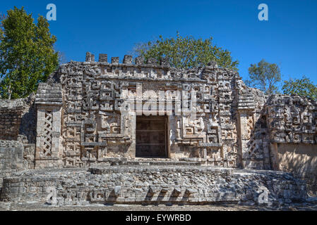 Monster bocca porta la struttura II, Hochob, Maya sito archeologico, stile Chenes, Campeche, Messico, America del Nord Foto Stock