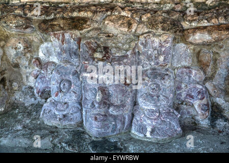 Pietra scolpita maschere, Tempio di maschere, Edzna, Maya sito archeologico, Campeche, Messico, America del Nord Foto Stock