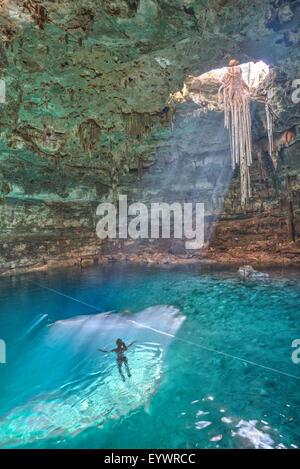 Cenote Samula, vicino a Valladolid, Yucatan, Messico, America del Nord Foto Stock