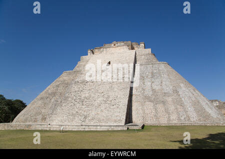Piramide del mago, Uxmal, archeologici Maya, sito Patrimonio Mondiale dell Unesco, Yucatan, Messico, America del Nord Foto Stock