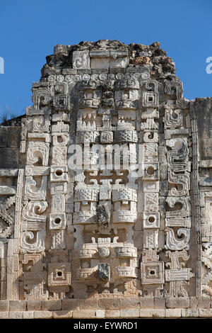 Chacón pioggia Dio maschere, monache un quadrangolo Uxmal, archeologici Maya, sito Patrimonio Mondiale dell Unesco, Yucatan, Messico Foto Stock