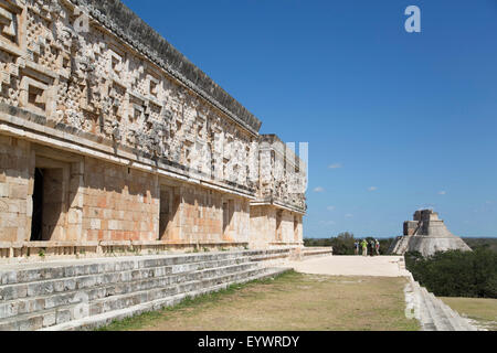 Palazzo del Governatore con la piramide del mago in background, Uxmal, Maya sito archeologico, UNESCO, Yucatan, Messico Foto Stock