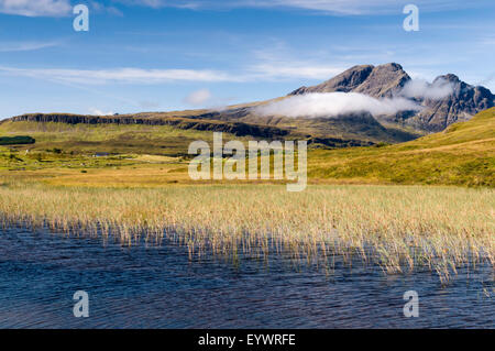 Loch Cill Chriosd vicino a Broadford cercando di Blaven e Red Cuillin sull'Isola di Skye, Ebridi Interne, Scotland, Regno Unito Foto Stock