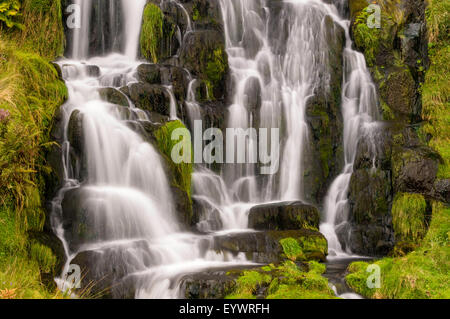 Cascata presso il vecchio uomo di Storr sull'Isola di Skye, Ebridi Interne, Scotland, Regno Unito, Europa Foto Stock