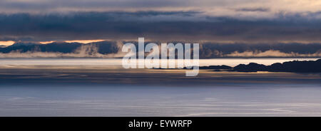 Alba attraverso il suono di Raasay e isola di Rona presi dall'Isola di Skye, Ebridi Interne, Scotland, Regno Unito Foto Stock