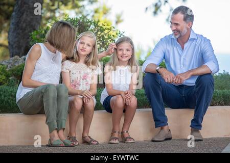 Palma di Maiorca, isole Baleari, Spagna. 03 Ago, 2015. Re spagnolo Felipe VI (R) e Queen Letizia (L) pongono con le loro figlie Leonor, Principessa delle Asturie (2 L) e Infanta Sofia di Spagna durante il photocall tradizionale della famiglia reale all'inizio delle loro vacanze estive a Marivent Palace a Palma di Maiorca, isole Baleari, Spagna, 03 agosto 2015. Foto: Patrick van Katwijk/ point de vue fuori - nessun filo SERVICE -/dpa/Alamy Live News Foto Stock
