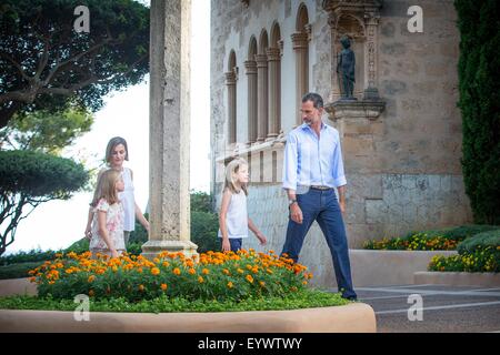Palma di Maiorca, isole Baleari, Spagna. 03 Ago, 2015. Re spagnolo Felipe VI (R) e Queen Letizia (torna L) pongono con le loro figlie Leonor, Principessa delle Asturie (L) e la Infanta Sofia di Spagna durante il photocall tradizionale della famiglia reale all'inizio delle loro vacanze estive a Marivent Palace a Palma di Maiorca, isole Baleari, Spagna, 03 agosto 2015. Foto: Patrick van Katwijk/ point de vue fuori - nessun filo SERVICE -/dpa/Alamy Live News Foto Stock