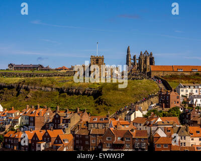 Chiesa di Santa Maria e Whitby Abbey con edifici lungo il fiume in primo piano. Whitby, North Yorkshire Santa Maria Vergine Foto Stock