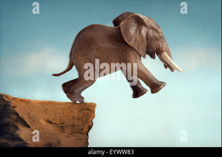 Salto di fede concetto elephant il salto in un vuoto Foto Stock