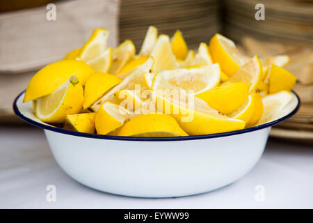 Limoni a fettine in blu bianco bordati di ciotola. Foto Stock