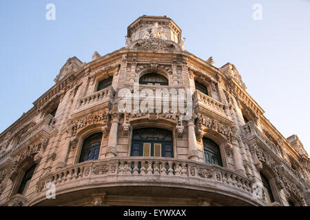 La facciata dell'Hotel Raquel nella Vecchia Havana, Cuba. Foto Stock