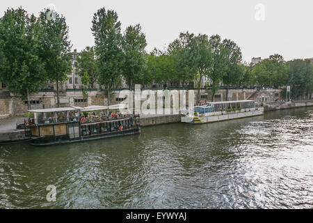 BATEAUX, PARIS, Francia - circa 2009. Bateaux (barche sul fiume Senna. Uno è un ristorante e l'altro è un teatro. Foto Stock
