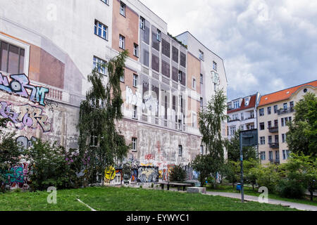 Trompe l'oeil illustrazione murale sul lato di Berlin Apartment building in Choriner Strasse, Berlino Foto Stock