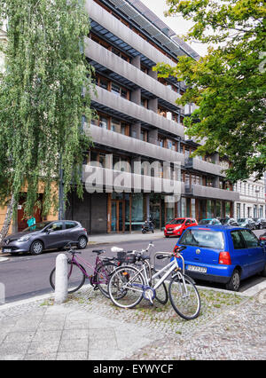 Moderno edificio di appartamenti, un blocco di appartamenti in Choriner Strasse, Berlino street view Foto Stock