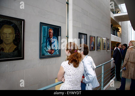 Besucher Vor den Kanzlerportraits - Tag der offenen Tuer im Bundeskanzleramt am 24. Juli 2008, Berlin-Tiergarten. Foto Stock