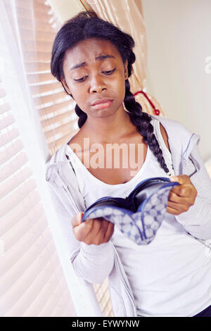 Ragazza cerca in borsa Foto Stock