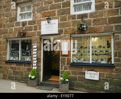 Gioielleria vendita di Whitby Jet a Robin cappe baia vicino a Whitby sulla costa dello Yorkshire Regno Unito. Foto Stock