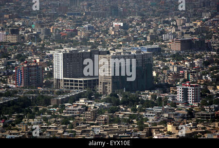 A Kabul, Afghanistan. Il 4° agosto 2015. Foto scattata in Agosto 4, 2015 mostra gli edifici in costruzione a Kabul, Afghanistan. Dopo che il regime dei talebani è stato rovesciato nel tardo 2001, la popolazione locale ha iniziato il processo di ricostruzione in ogni parte dell'Afghanistan. © Ahmad Massoud/Xinhua/Alamy Live News Foto Stock