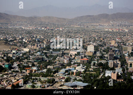 A Kabul, Afghanistan. Il 4° agosto 2015. Foto scattata in Agosto 4, 2015 mostra una vista della città di Kabul a Kabul, Afghanistan. Dopo che il regime dei talebani è stato rovesciato nel tardo 2001, la popolazione locale ha iniziato il processo di ricostruzione in ogni parte dell'Afghanistan. © Ahmad Massoud/Xinhua/Alamy Live News Foto Stock