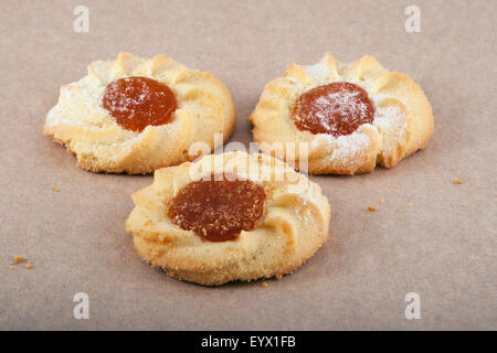 Tre i cookie su pergamena Foto Stock