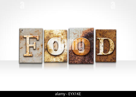 La parola "alimentare" scritta in metallo arrugginito rilievografia tipo isolato su uno sfondo bianco. Foto Stock