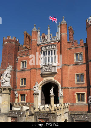 Hampton Court Palace con bandiera Union Jack Richmond upon Thames Greater London Surrey UK Hampton Court Palace, sulle rive del Tamigi Foto Stock