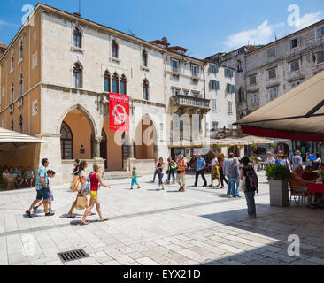 Split, Dalmazia, Croazia. Piazza del Popolo. Il banner rosso pende dal secolo XV Municipio in stile rinascimentale. Histor Foto Stock