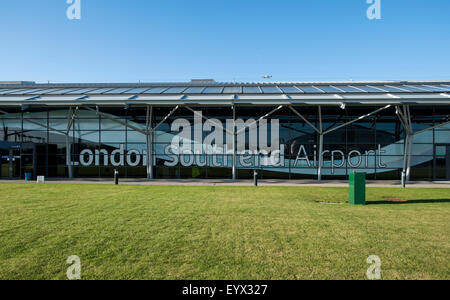 Southend, Essex. Londra aeroporto di Southend, terminale vista esterna. Di proprietà di società di trasporti Eddie Stobart Group. Foto Stock