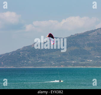 Tarifa, la provincia di Cadiz Cadice, Costa de la Luz, Andalusia, Spagna meridionale. Il kitesurfing off Playa de los Lances. Foto Stock