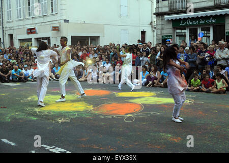 Street Arts Festival. Girovagando ballato 'Il colore del tempo" dalla società Artonik di Marsiglia a Rochefort, Francia Foto Stock