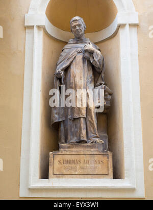Statua di italiano nato il teologo e filosofo san Tommaso d Aquino, 1225 - 1274, al di fuori della chiesa di San Nicola, Lubiana, Foto Stock