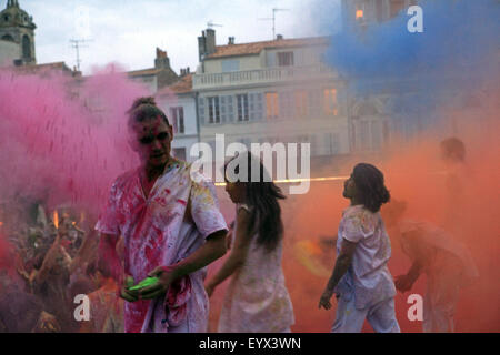 Street Arts Festival. Girovagando ballato 'Il colore del tempo" dalla società Artonik di Marsiglia a Rochefort, Francia Foto Stock