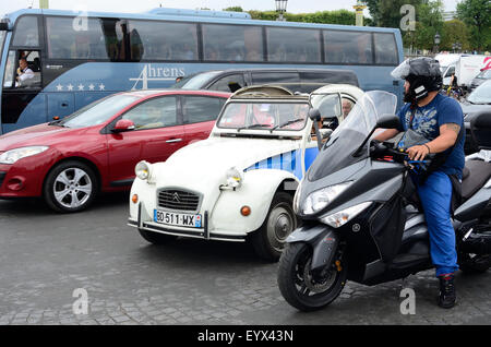 Un classico Citroen 2CV nel traffico a Parigi. Foto Stock