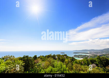 Alta Vista panoramica bellissimo paesaggio il sole e la luce del sole sul cielo blu in estate sul mare a Hat Kata Karon o tre Viewpo Spiaggia Foto Stock