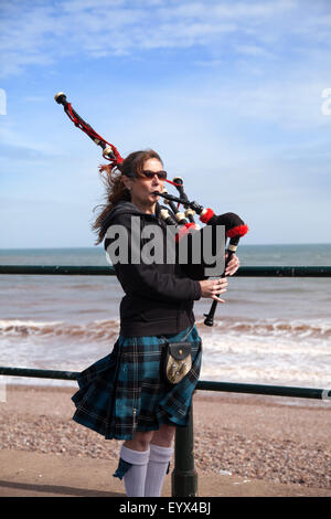 Sidmouth, Devon, Regno Unito. Il 4° agosto 2015. Un musicista di strada giovane riprodurre musiche tradizionali scozzesi su cornamuse lungo l'Esplanade durante Sidmouth Folk Week. Il festival della musica folk di Sidmouth è stato tenuto dal 1955, ed è uno dei principali eventi nel la musica e la danza tradizionali calendario. Foto: Tony Charnock/Alamy Live News Foto Stock