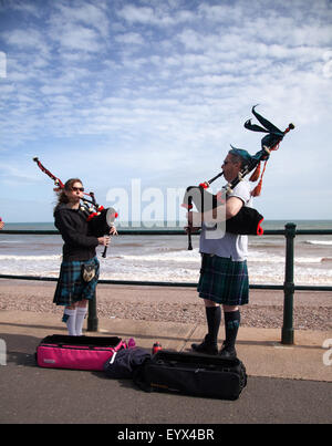 Sidmouth, Devon, Regno Unito. Il 4° agosto 2015. Un musicista di strada giovane riprodurre musiche tradizionali scozzesi su cornamuse lungo l'Esplanade durante Sidmouth Folk Week. Il festival della musica folk di Sidmouth è stato tenuto dal 1955, ed è uno dei principali eventi nel la musica e la danza tradizionali calendario. Foto: Tony Charnock/Alamy Live News Foto Stock