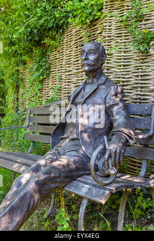 Statua di Sir Edward Elgar nel giardino della casa natale Cottage, Elgar Birthplace Museum, Broadheath inferiore, Worcestershire, Regno Unito Foto Stock