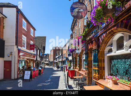 Pub, negozi e caffetterie sulla Friar Street nel centro della città di Worcester, Worcestershire, England, Regno Unito Foto Stock