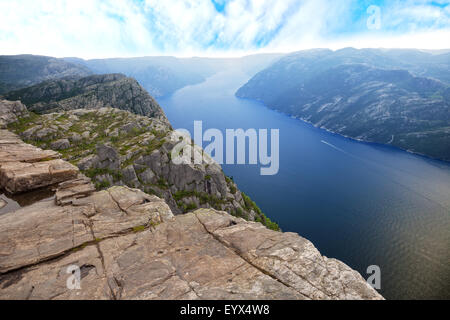 Bellissima vista del Lysefjord vista dalla scogliera Prekestolen in Norvegia. Foto Stock